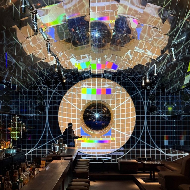 RGpro | passgenaue Lösungen Futuristischer Raum mit leuchtenden, geometrischen Mustern und einer zentralen, runden Struktur.